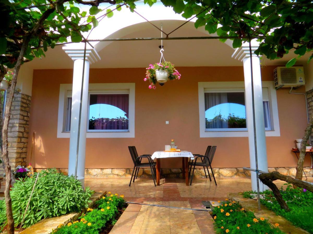 Beach Apartments Roza - The Garden Apartment Биоград на Мору Екстериор снимка