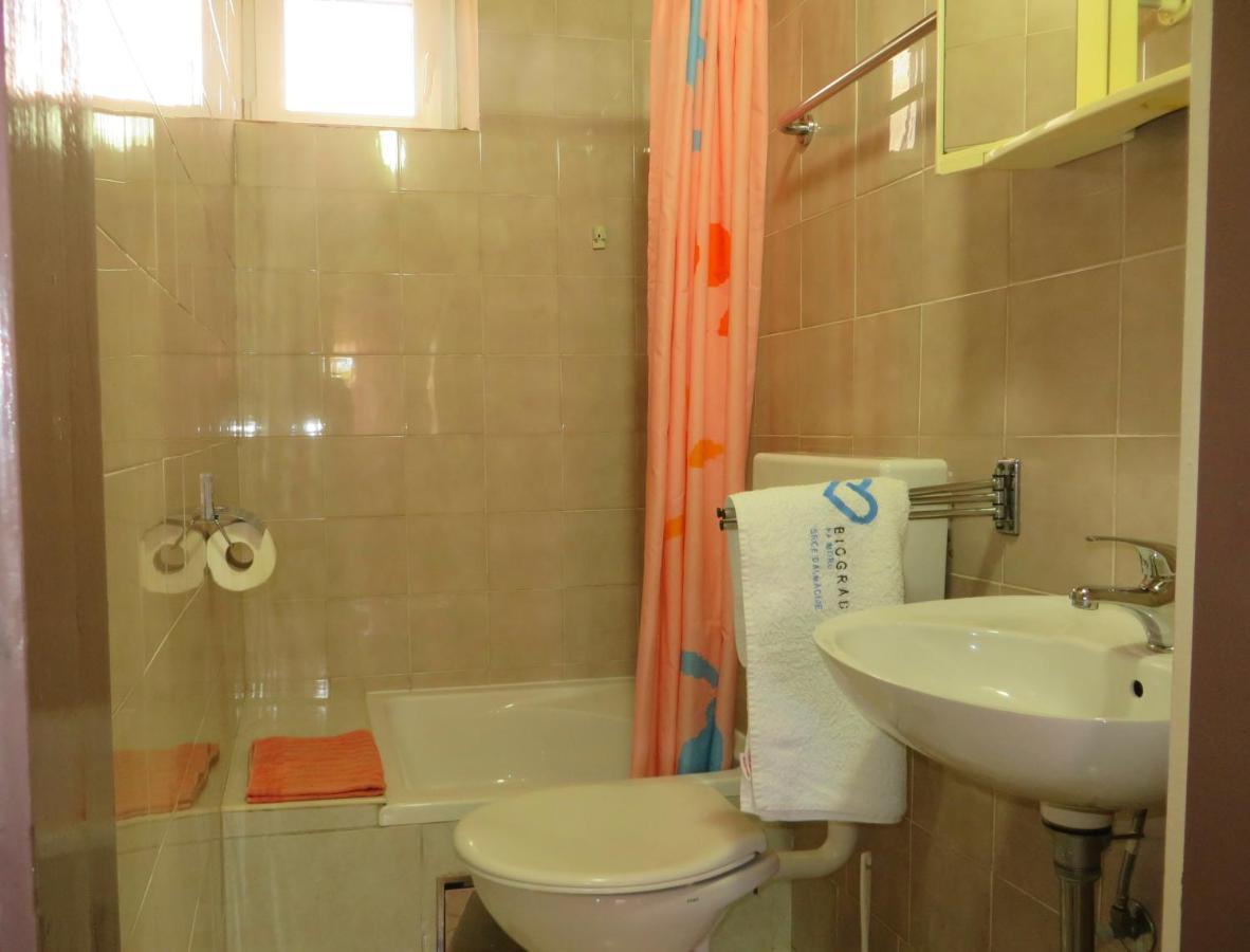 Beach Apartments Roza - The Garden Apartment Биоград на Мору Екстериор снимка
