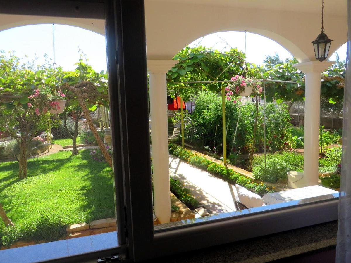Beach Apartments Roza - The Garden Apartment Биоград на Мору Екстериор снимка