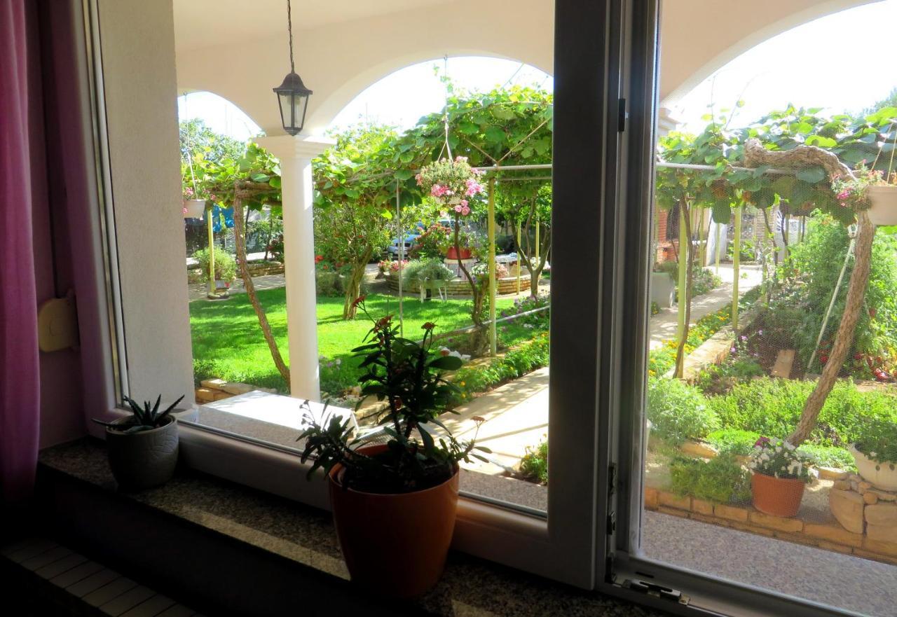 Beach Apartments Roza - The Garden Apartment Биоград на Мору Екстериор снимка