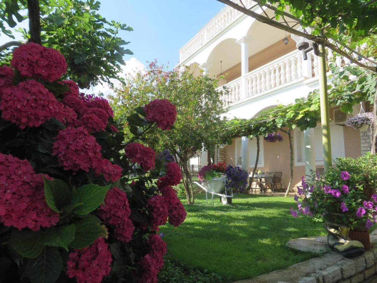 Beach Apartments Roza - The Garden Apartment Биоград на Мору Екстериор снимка