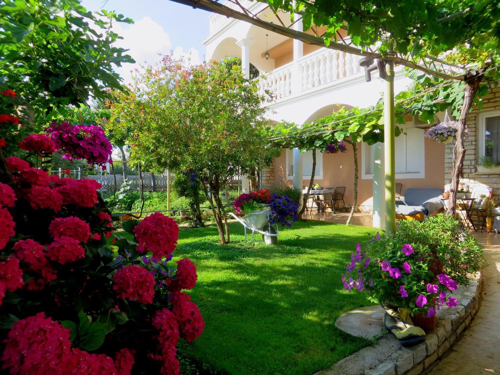 Beach Apartments Roza - The Garden Apartment Биоград на Мору Екстериор снимка